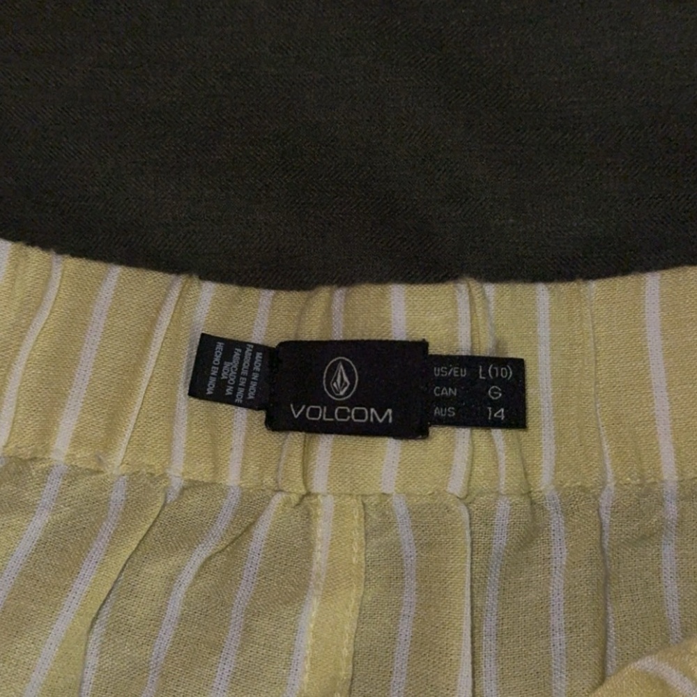 Volcom Shorts - Picture 2 of 3